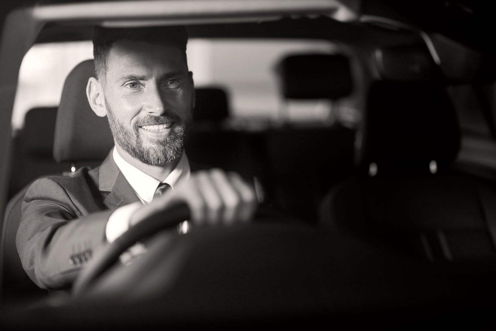 Chauffeur Precellence accompagnant son client &mdash; excellence du service