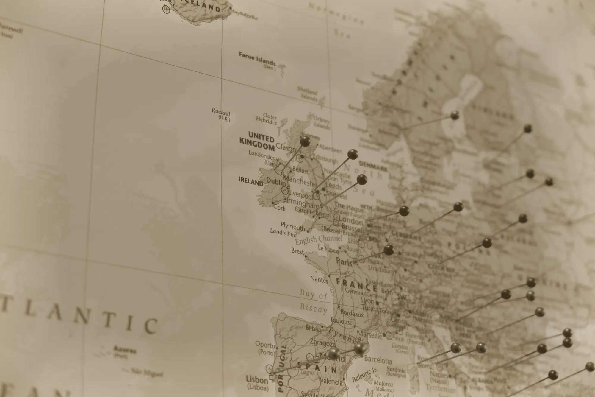 Carte Europe avec épingles sur les capitales desservies par Precellence — Paris, Londres, Bruxelles, Genève, Monaco