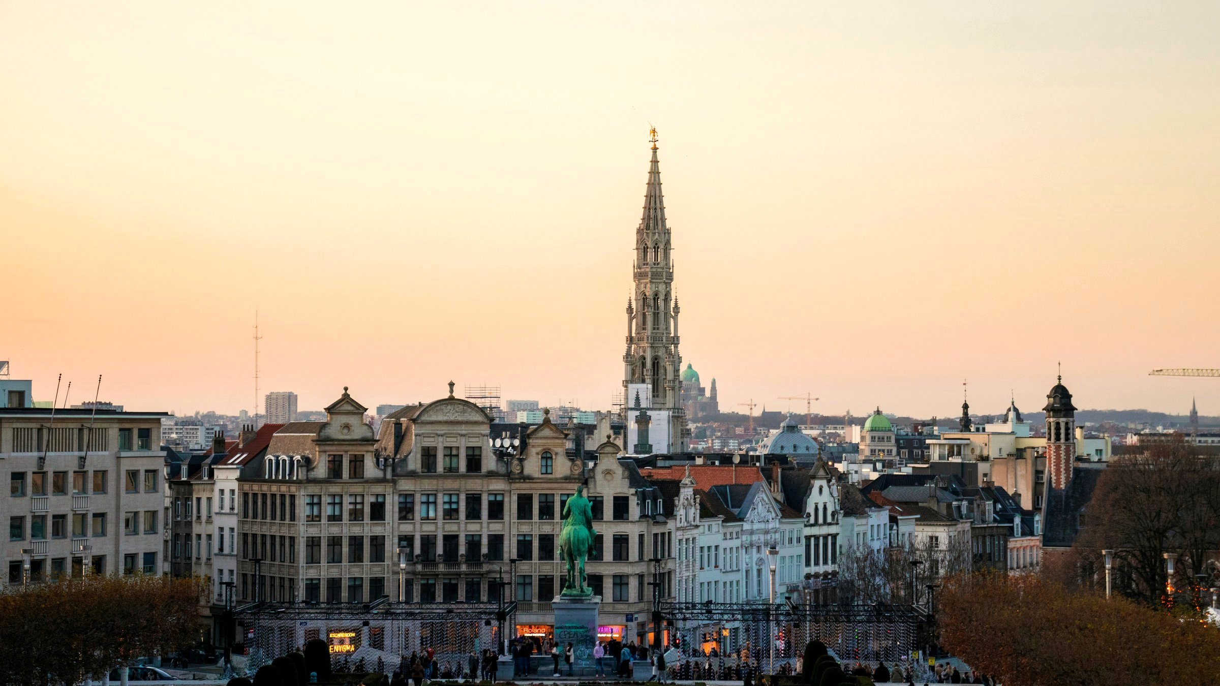 Grand-Place de Bruxelles au coucher de soleil &mdash; chauffeur priv&eacute; Paris-Bruxelles