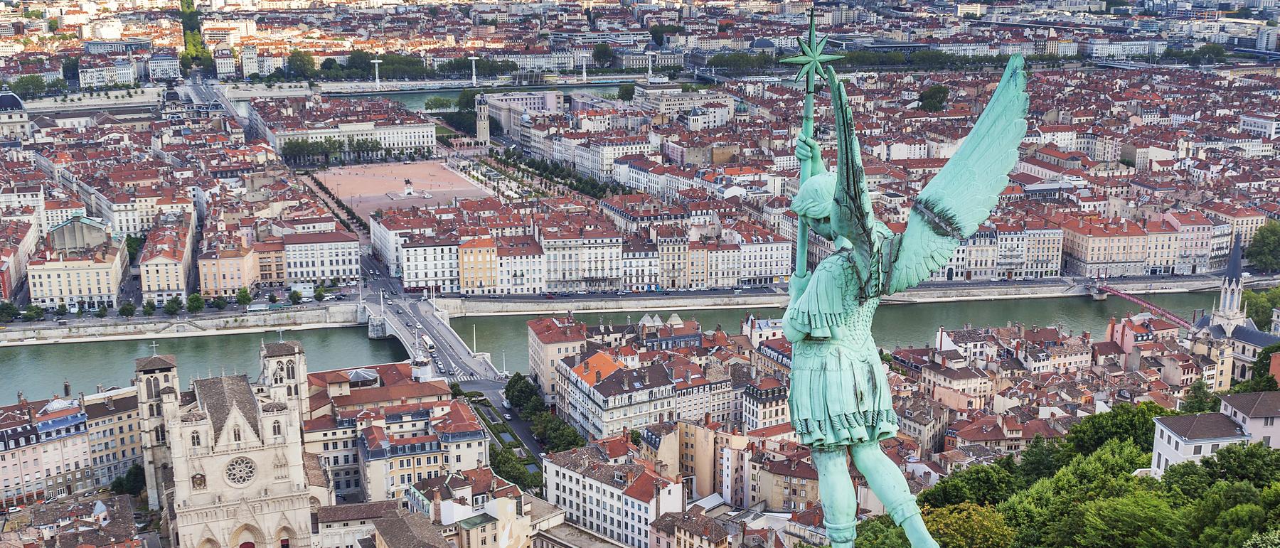Vue aérienne de Lyon depuis Notre-Dame-de-Fourvière — destination chauffeur Paris-Lyon