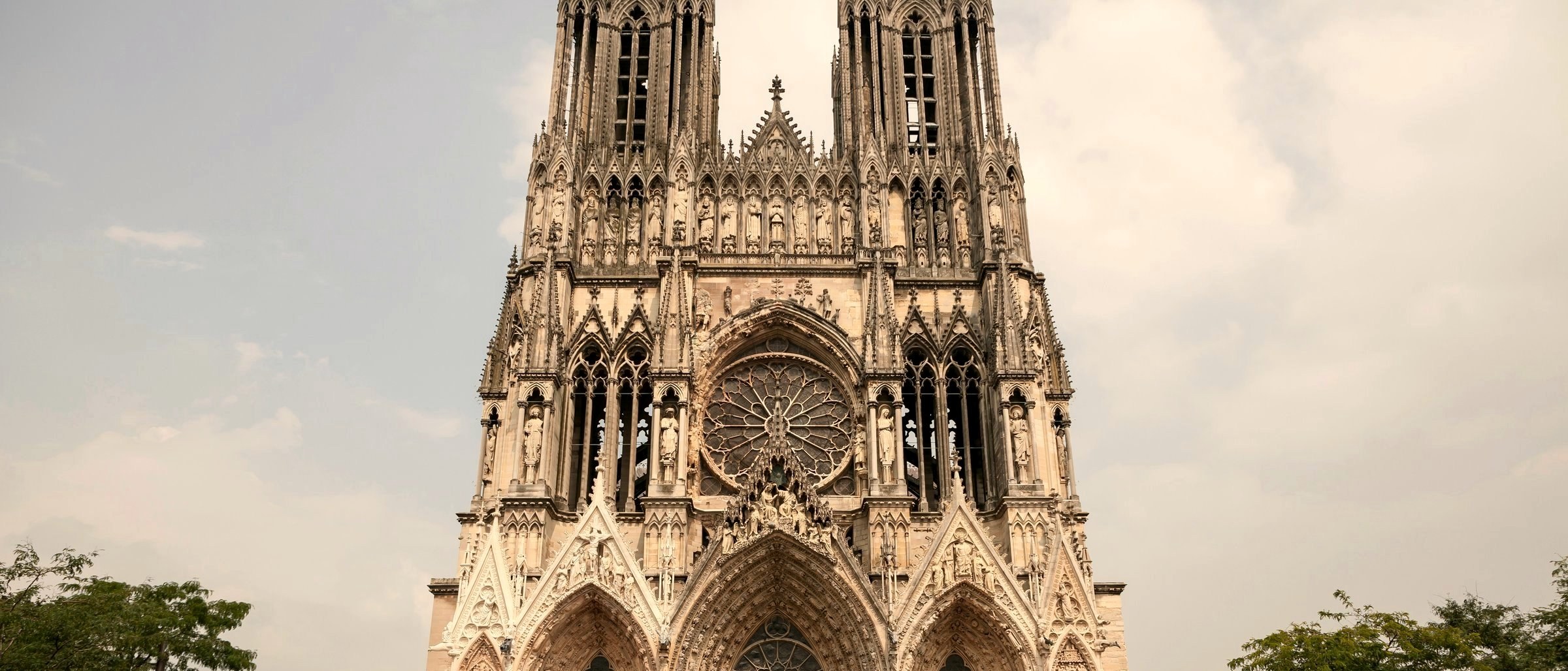 Cathédrale de Reims au coucher de soleil — chauffeur privé Paris-Reims Champagne