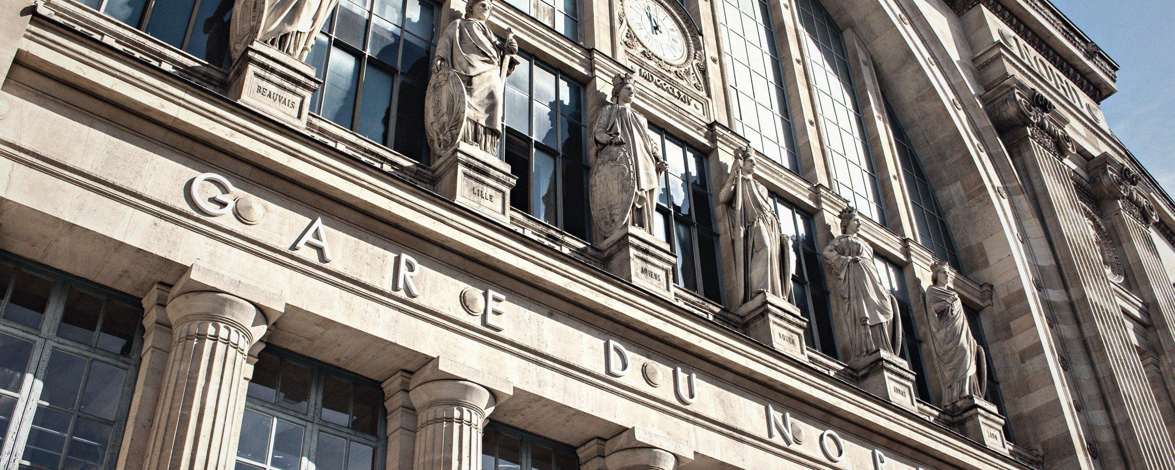 Fa&ccedil;ade historique de la Gare du Nord &agrave; Paris, premi&egrave;re gare d'Europe