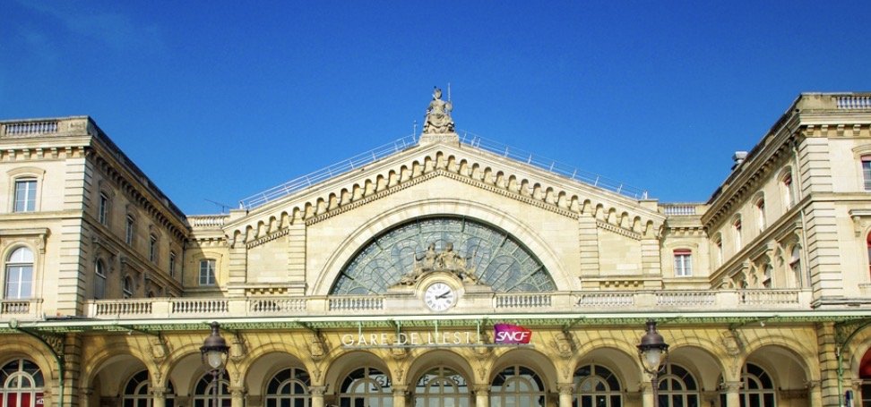 Fa&ccedil;ade historique de la Gare de l'Est &agrave; Paris