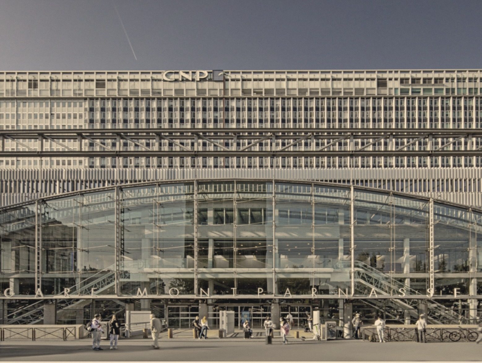 Tour Montparnasse et entr&eacute;e de la Gare Montparnasse