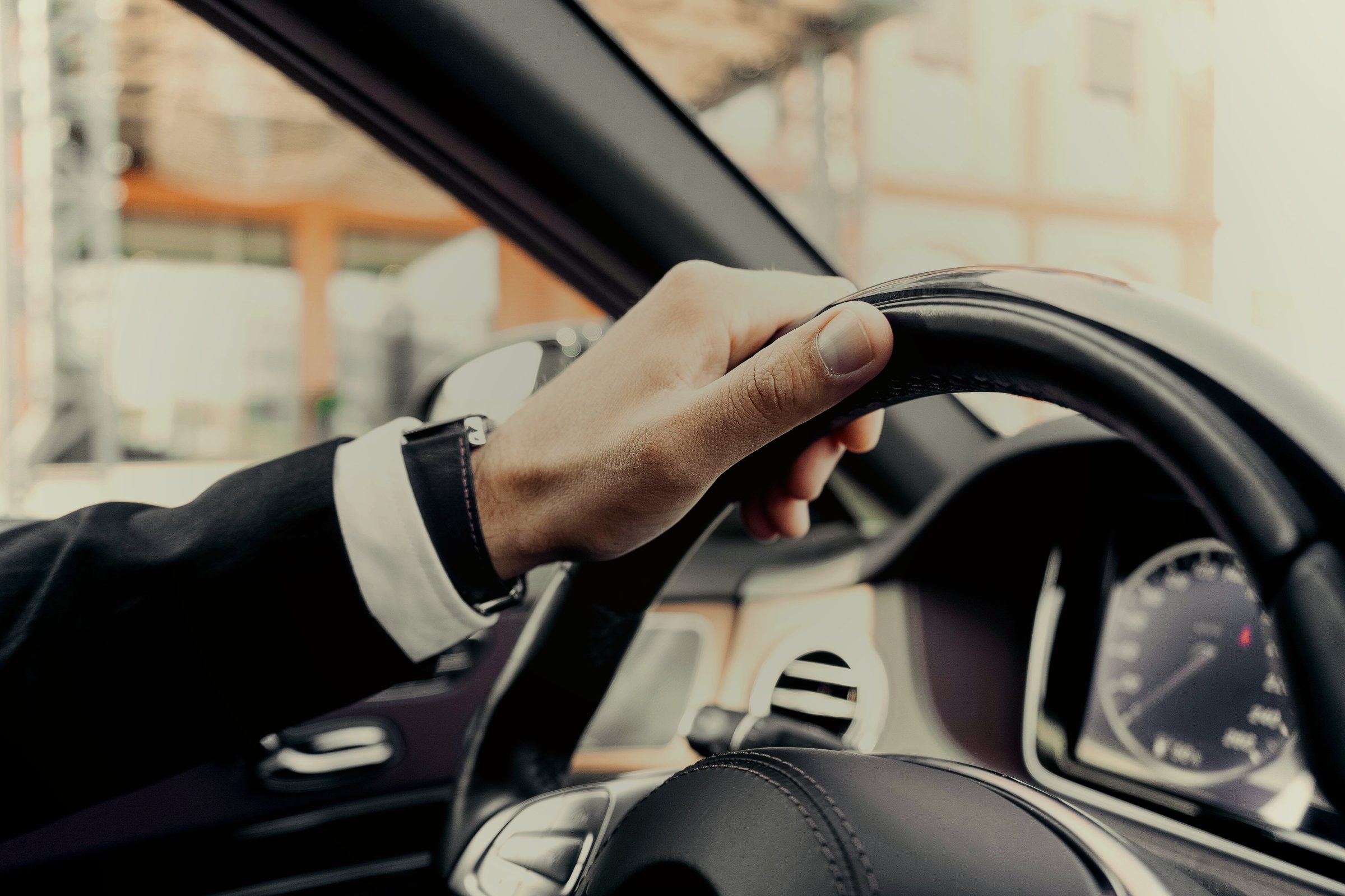 Chauffeur privé Paris au volant Mercedes — Precellence Service