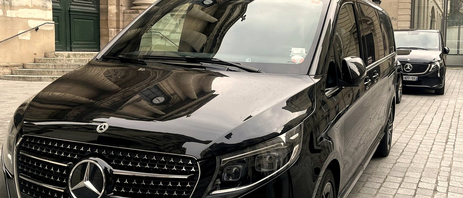 Mercedes V-Class devant une &eacute;glise parisienne &mdash; service chauffeur mariages et &eacute;v&eacute;nements