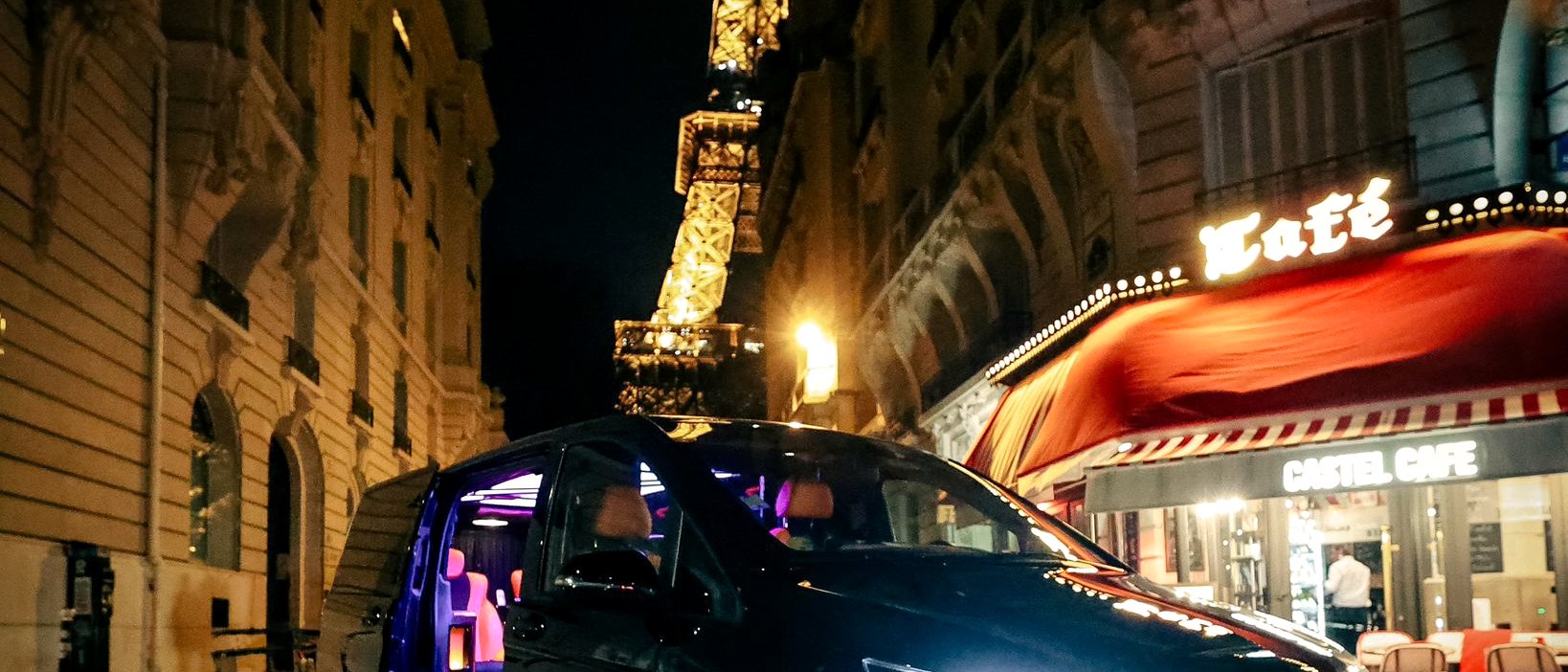 Mercedes chauffeur priv&eacute; Paris la nuit &mdash; Tour Eiffel illumin&eacute;e depuis une rue parisienne