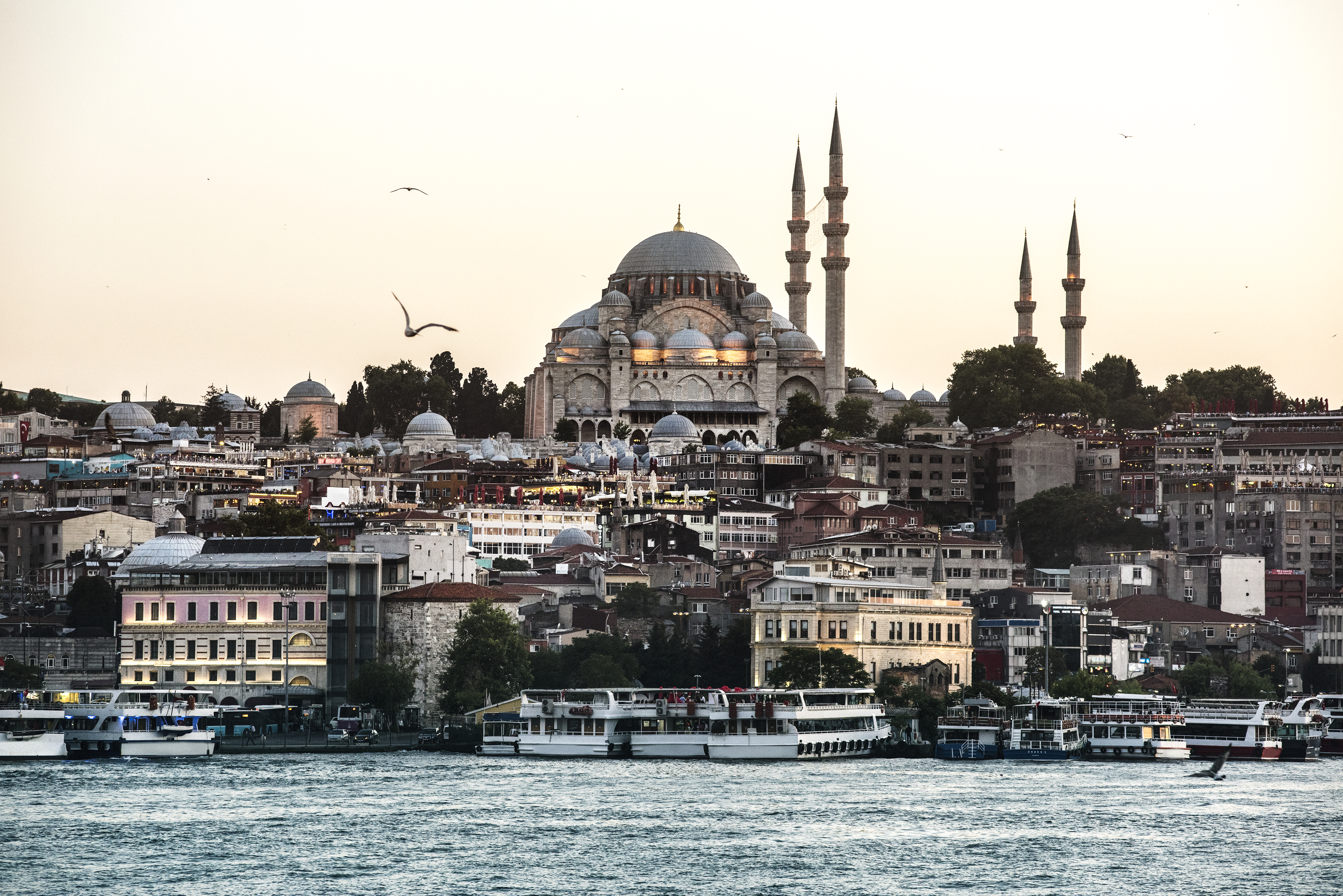 Mosquée Süleymaniye Istanbul vue depuis la Corne d'Or — chauffeur privé Mercedes V-Class Precellence à Istanbul