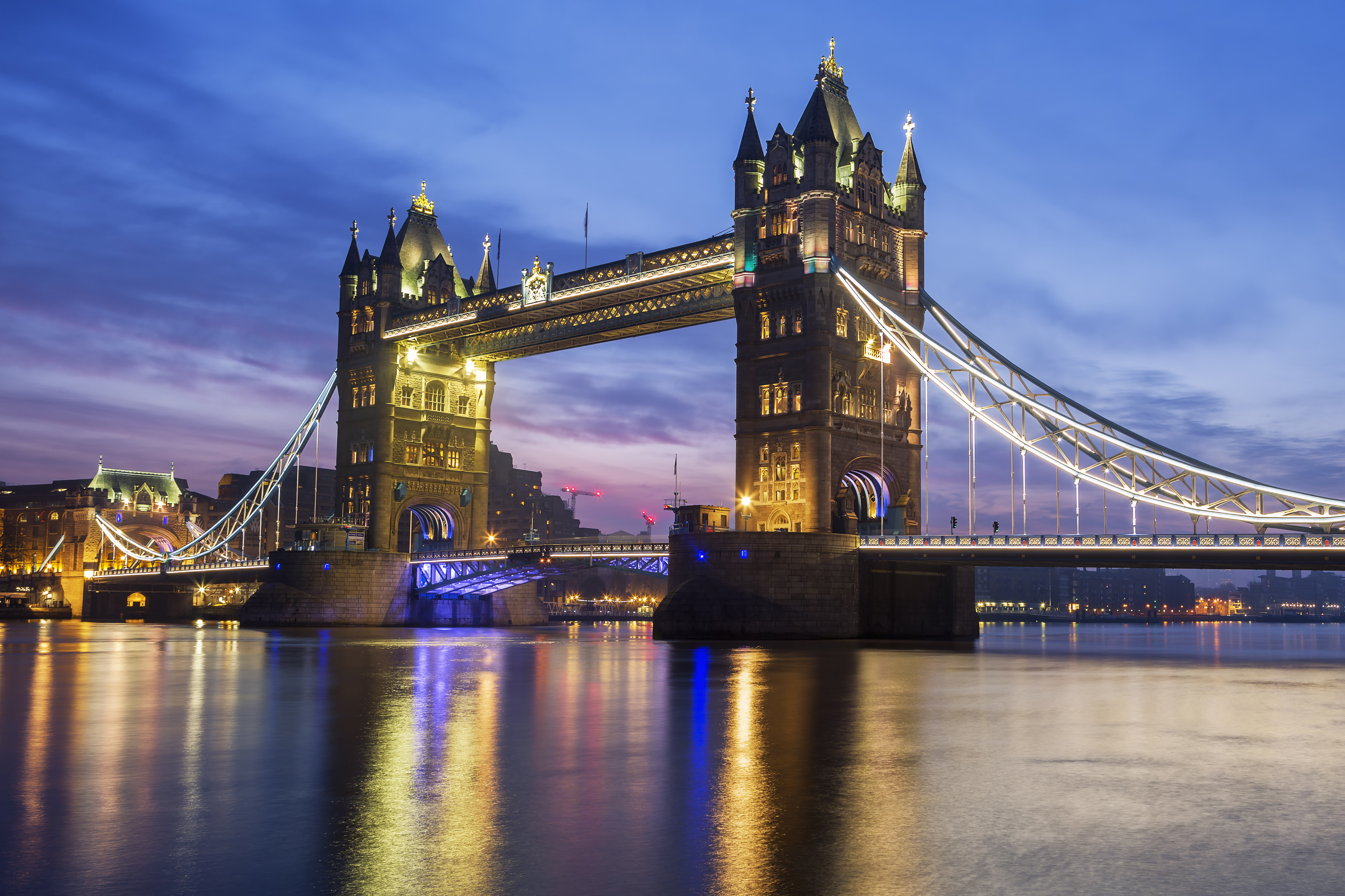 Tower Bridge Londres au crépuscule — chauffeur privé Mercedes Precellence à Londres