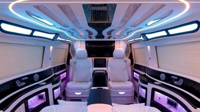 Int&eacute;rieur Mercedes V-Class &mdash; luxe LED, cuir cr&egrave;me capitonn&eacute;, plafond &eacute;toil&eacute;