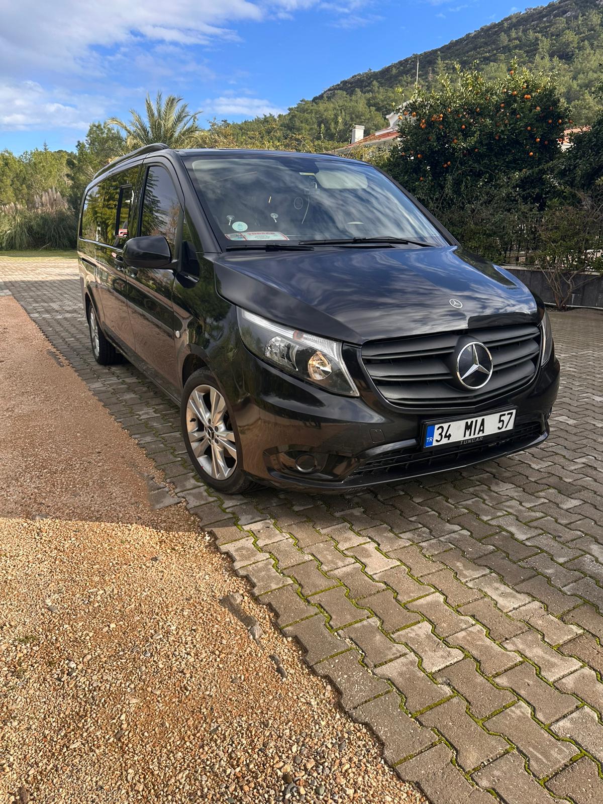 Mercedes V-Class noire extérieur en Turquie — flotte partenaire Precellence Istanbul, immatriculation 34