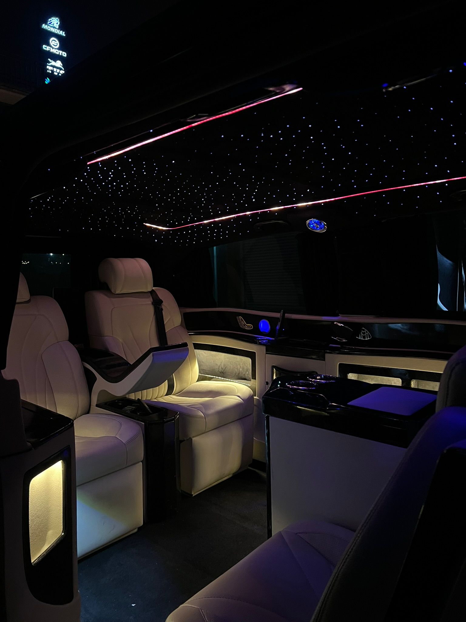 Intérieur Mercedes V-Class finition VIP — cuir crème, ciel étoilé fibre optique, fauteuils massants individuels