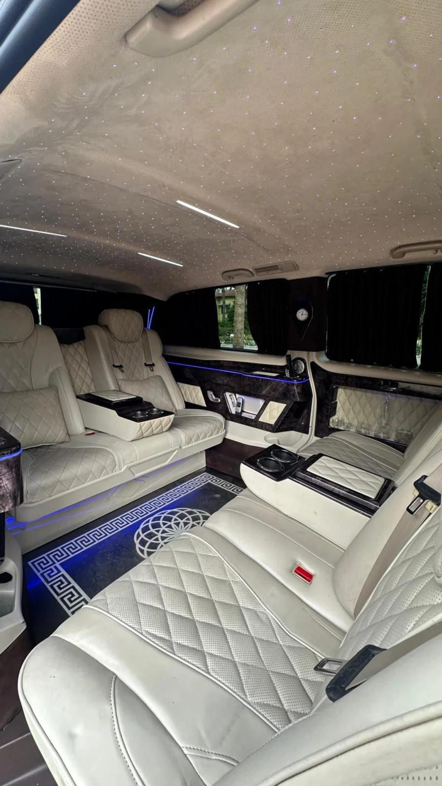 Intérieur Mercedes V-Class Maybach Edition — cuir blanc matelassé, voilage privacy, motif sol design